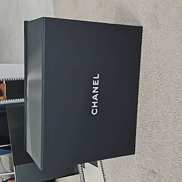 CHANEL Large Magnetic Box LIKE NEW! - Picture 1 of 4